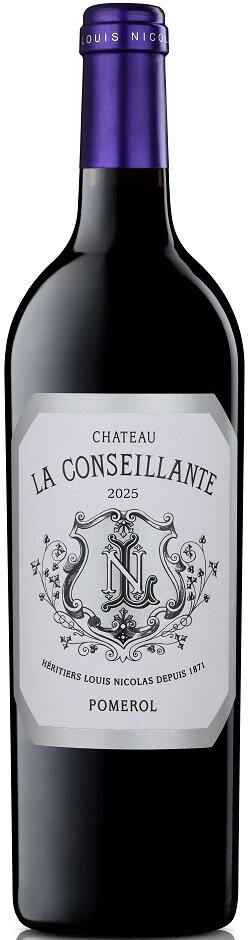 Eine Flasche roten Weins mit einem eleganten Design. Das Etikett zeigt den Schriftzug -Château La Conseillantes 2025 Pomerol- und reich verzierte Details in stilvollem Schwarz und Weiß. Der Korken hat eine lila Kappe.