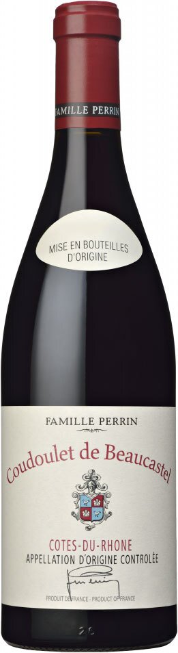 Eine Flasche Rotwein steht aufrecht. Der Wein hat einen dunklen, rubinroten Farbton. Das Etikett zeigt den Namen des Weins und Informationen über den Jahrgang und die Rebsorte. Der Kragen der Flasche ist rot.