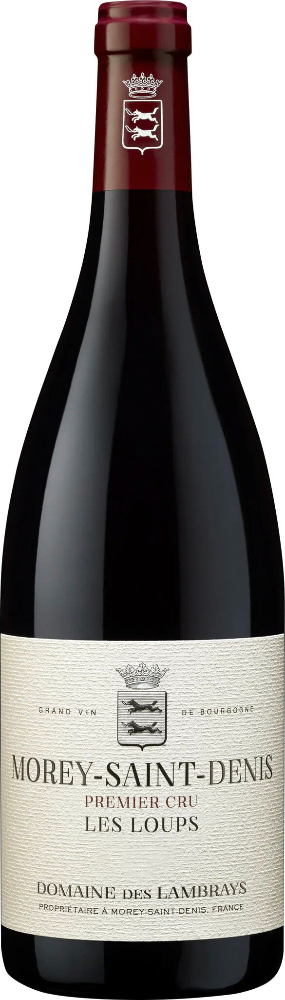 Eine rote Weinflasche steht auf einem neutralen Hintergrund. Die Flasche hat ein elegantes Etikett mit dem Namen des Weins in heller Schrift und einer stilisierten Grafik oben.