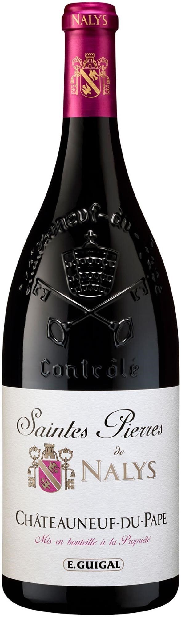 Eine große Flasche Rotwein mit einem rotlila Korken. Das Etikett zeigt den Namen des Weins sowie zusätzliche Informationen in ansprechender Schriftart. Der Hintergrund ist neutral.