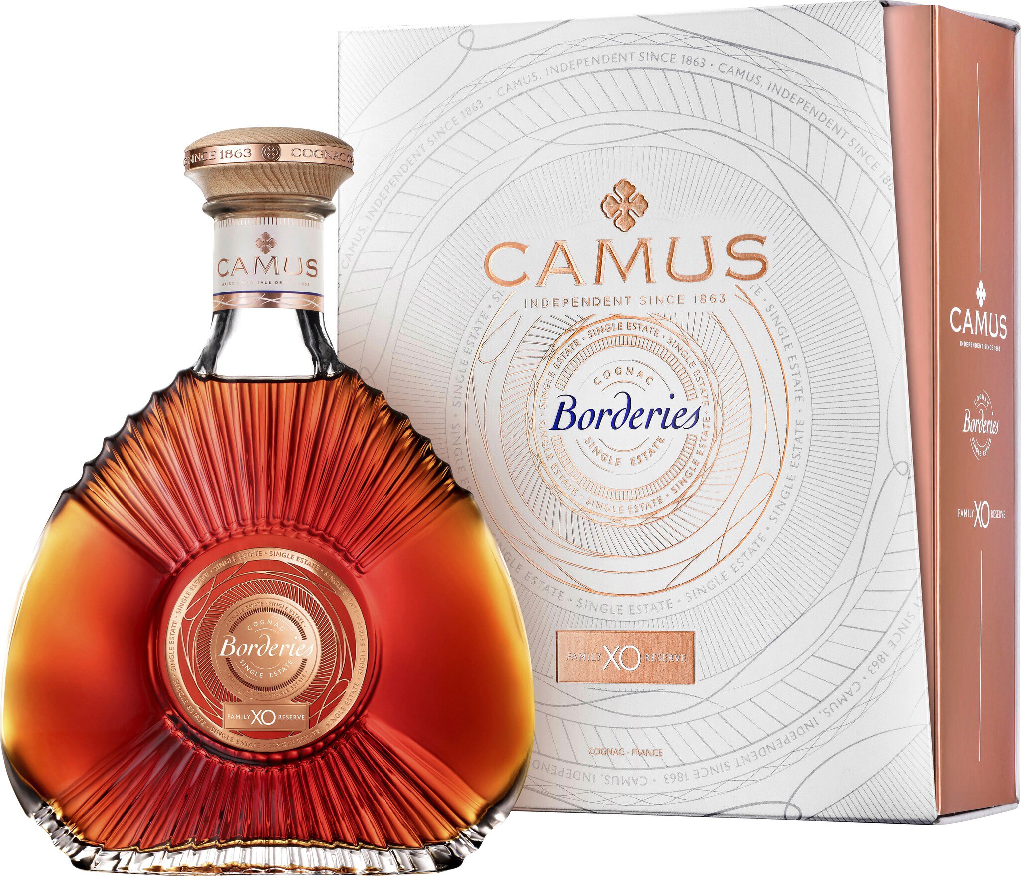 Eine elegante Cognac-Flasche mit einem geschwungenen Design steht neben einer passenden Verpackung. Die Flasche trägt die Schriftzüge -Camus- und -Borderies-, die das Produkt als erstklassigen XO-Cognac kennzeichnen.