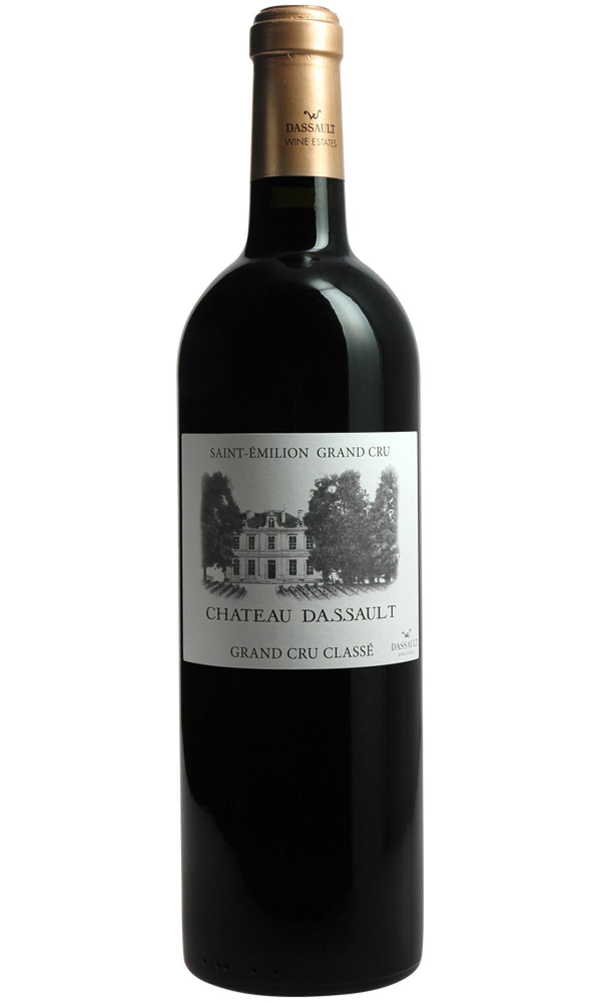 Eine Flasche Rotwein mit einem korkenartigen Deckel. Das Etikett zeigt eine schwarz-weiße Abbildung eines Weinguts und enthält Schriftzüge. Der Flaschenhals ist golden.