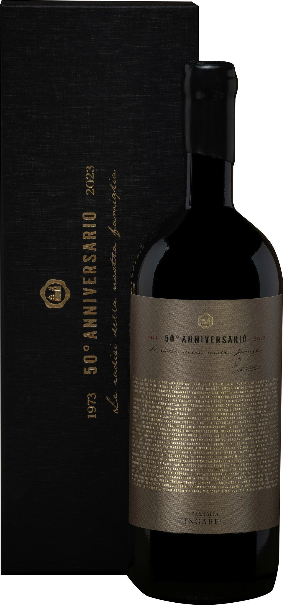 Eine elegante Weinflasche mit einem stilvollen Etikett in einem schwarzen, hochglänzenden Kartonverpackung. Der Hintergrund ist dunkel, was das Produkt betont.