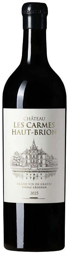 Eine Weinflasche mit schwarzer Kappe und etikettiert mit -Château Les Carmes Haut-Brion-. Das Etikett zeigt eine Abbildung des Château und den Text -Grand Vin de Graves, Pessac-Léognan, 2025-.