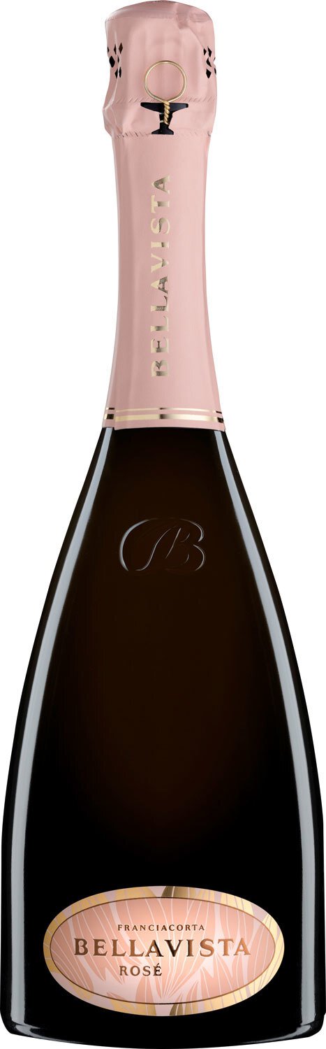 Eine elegante Flasche Rosé-Sekt mit einer schmalen, schlanken Form und einem rosafarbenen Etikett. Der Hintergrund ist neutral, was den Fokus auf die Flasche lenkt.