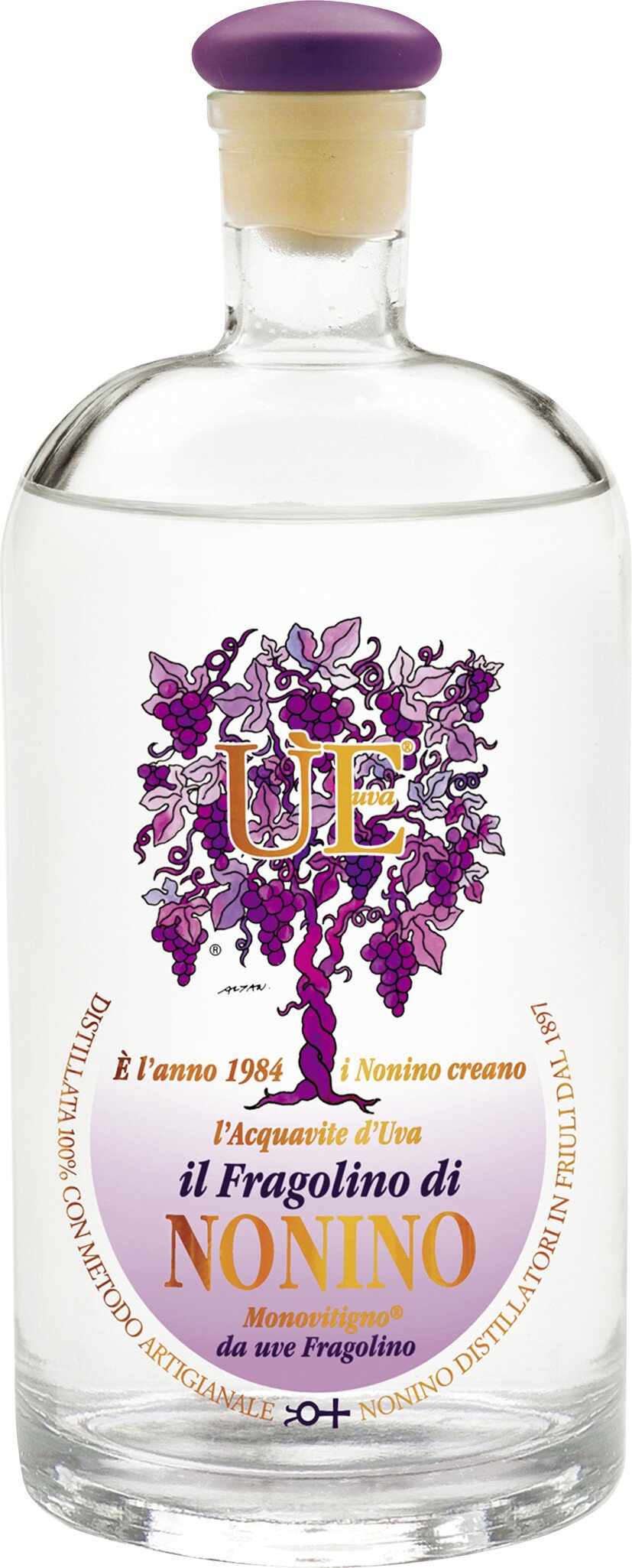 Eine Glasflasche mit einem lila Etikett, das einen Baum zeigt. Die Flasche enthält einen klaren, farblosen Likör oder Spirituose. Der Verschluss ist lila.