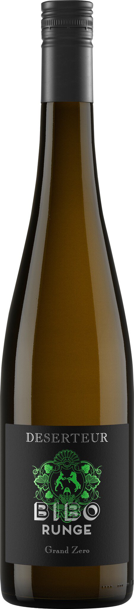 Eine Weinflasche mit einem schlanken, langen Hals und einem dunklen Etikett. Das Etikett zeigt ein grünes Logo oder Design. Der Wein ist wahrscheinlich hell und klar.