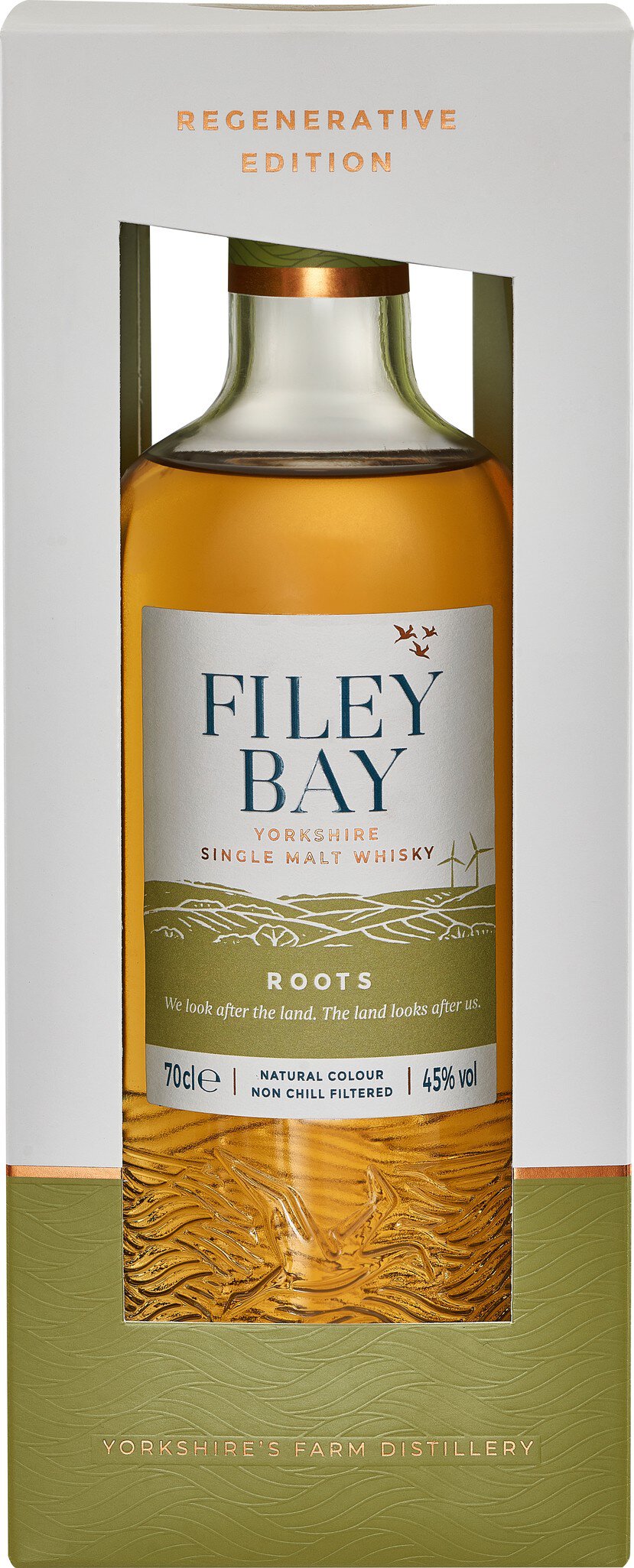 Eine Glasflasche mit goldener Flüssigkeit, etikettiert mit -Wiley Bay-, steht in einer eleganten Verpackung. Der Hintergrund ist hell und schlicht.