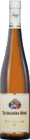 Eine Weinflasche mit einem eleganten Label ist sichtbar. Die Flasche hat eine schmale Form, mit einem hellen, goldenen Weininhalt. Der Hintergrund ist neutral und unscharf.