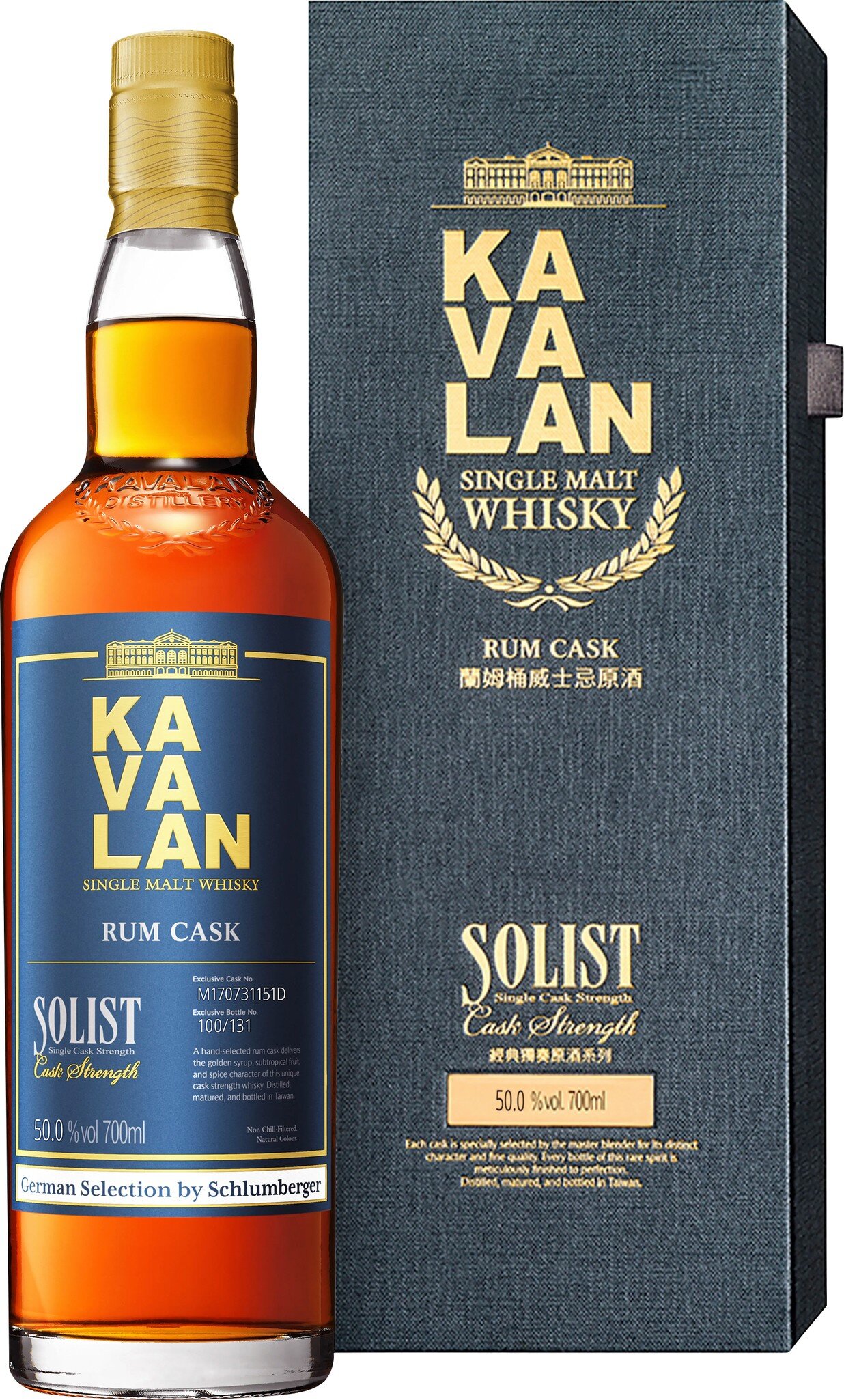 Eine Flasche Whisky steht neben einer eleganten Verpackung. Die Flasche hat einen goldenen Verschluss und ein blaues Etikett mit dem Namen -Kavalan-. Die Umgebung ist schlicht und neutral.